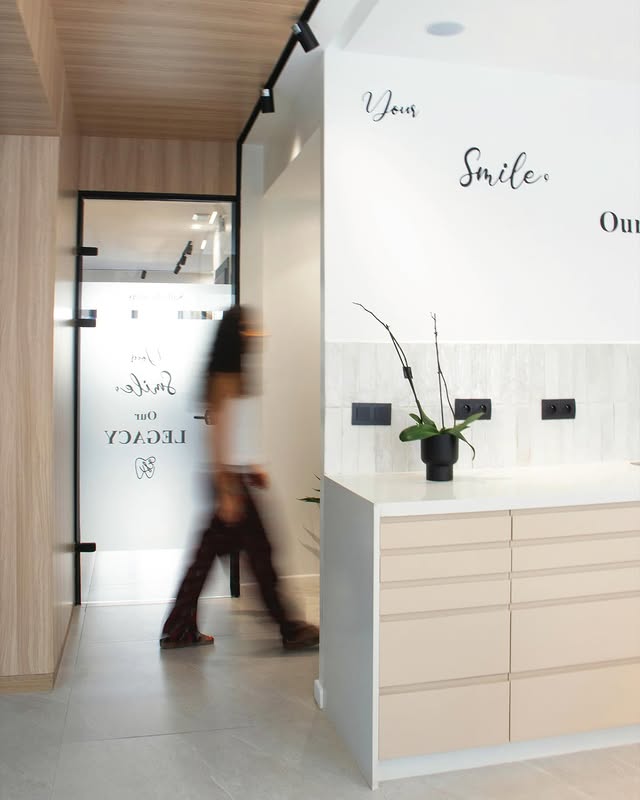 Bureau avec meuble sur mesure - Cabinet dentaire ELK Smile