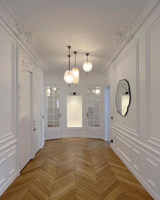 Couloir avec éclairage architectural