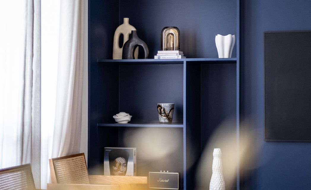 Bibliotheque bleu marine dans un appartement haussmannien parisien - Projet Maubeuge